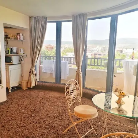 Апартамент Sunny Honeymoon *